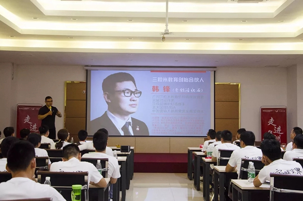 华洲木业迎来经销商及媒体参观学习 零距离体验安醛时代 华洲木业迎来经销商及媒体参观学习 零距离体验安醛时代