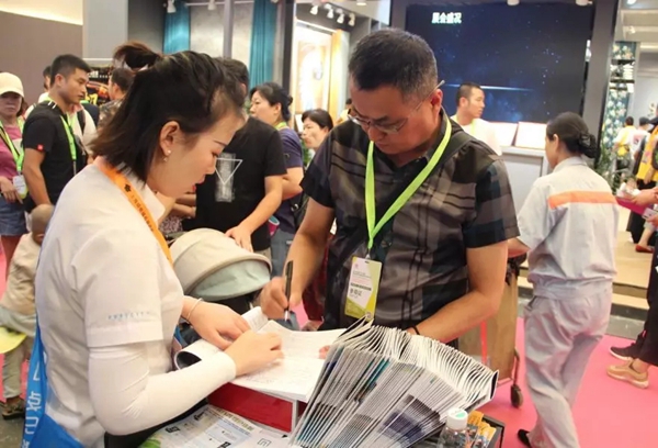 城市素颜墙布上海展首日人气高涨 新品发布万众瞩目