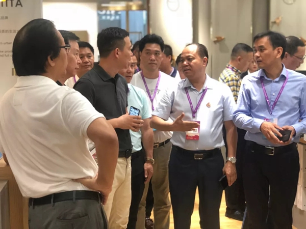 红旗无缝墙布惊艳亮相深圳展会 刷新你的视觉感官