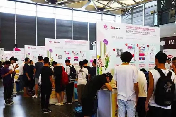 红旗无缝墙布新品闪耀上海展会 刷新你的视觉感官 红旗无缝墙布新品闪耀上海展会 刷新你的视觉感官