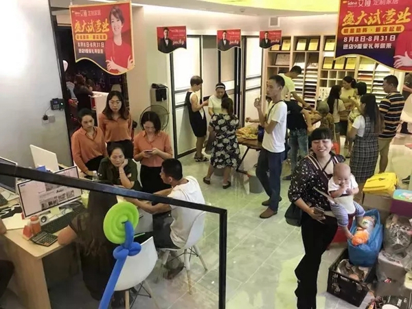艾娅全屋定制化州专卖店盛大试业 明星助阵轰动全城