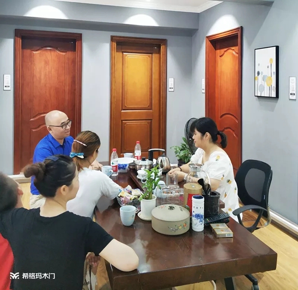 希格玛木门扶持新商 市场专员亲至终端赋能