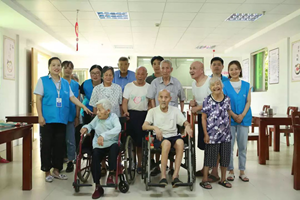 雅诗澜窗帘墙布探望杨汛桥福利中心 为老人送中秋问候