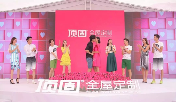 顶固全屋定制亲亲季Ⅳ活动全面启动 宣传霸屏6省区高铁站 