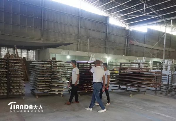 木制品生产现场观摩会在天大木门生产基地顺利举办 木制品生产现场观摩会在天大木门生产基地顺利举办