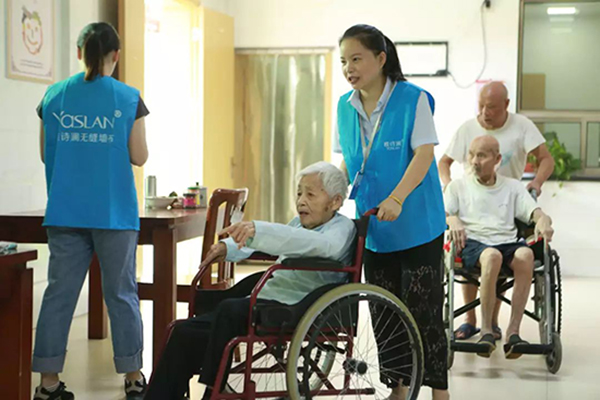 雅诗澜窗帘墙布探望杨汛桥福利中心 为老人送中秋问候