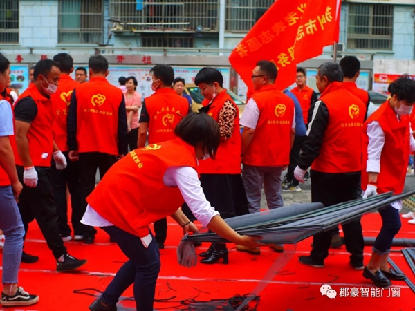 郡豪门窗以弘扬志愿者精神为国庆70周年献礼