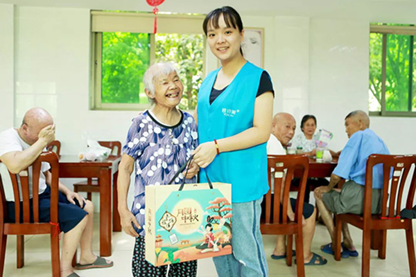 雅诗澜窗帘墙布探望杨汛桥福利中心 为老人送中秋问候