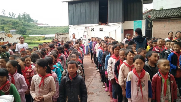 鑫迪木门再走大凉山 用实际行动助力学生的求学之梦