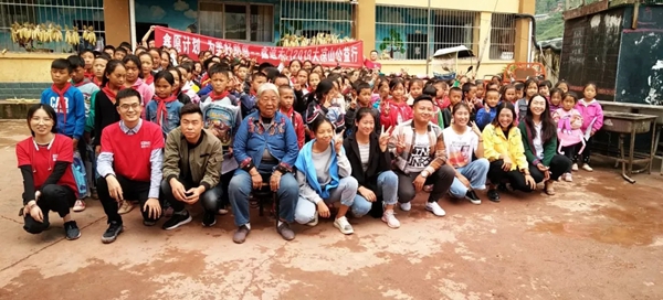 鑫迪木门再走大凉山 用实际行动助力学生的求学之梦
