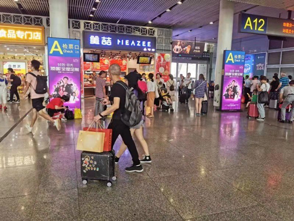 顶固全屋定制亲亲季Ⅳ活动全面启动 宣传霸屏6省区高铁站 