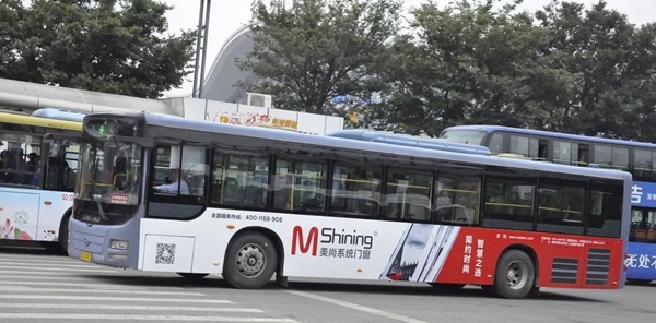 美尚系统门窗强势登陆城市公交车身广告