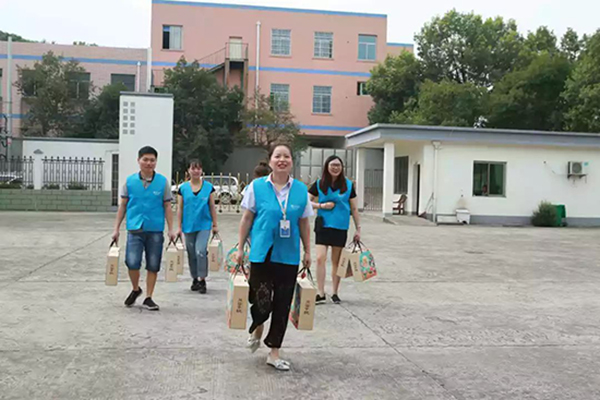 雅诗澜窗帘墙布探望杨汛桥福利中心 为老人送中秋问候