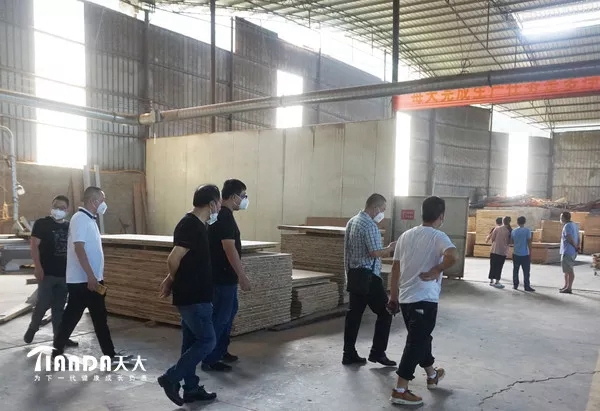 木制品生产现场观摩会在天大木门生产基地顺利举办 木制品生产现场观摩会在天大木门生产基地顺利举办