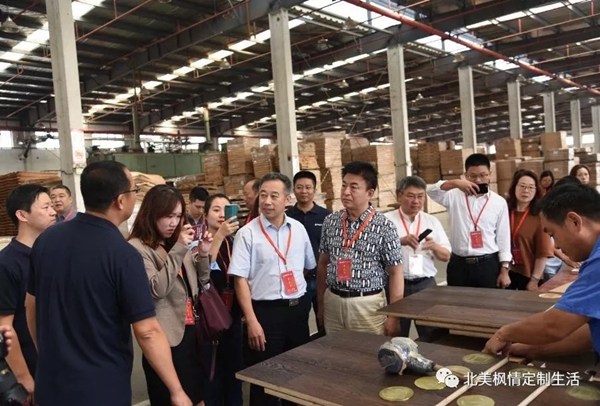 中国林产工业协会考察采风团走进北美枫情木业