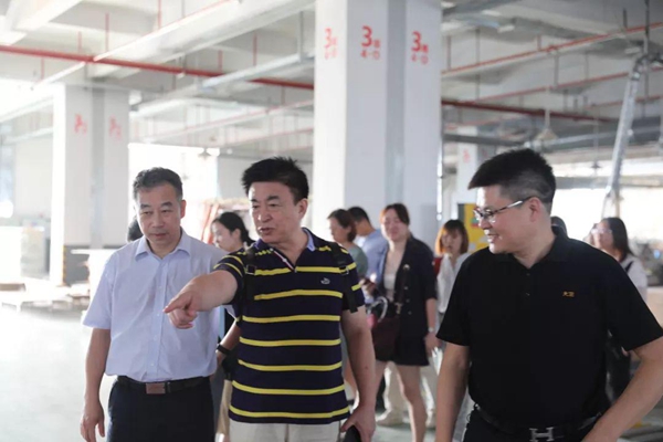 中国林产工业协会专家学者媒体采风团莅临大卫地板考察