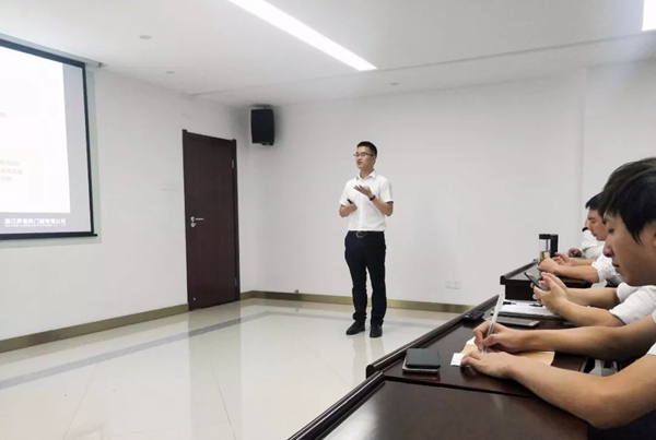萨洛凯门窗营销中心组织前三季度复盘及十月规划会议