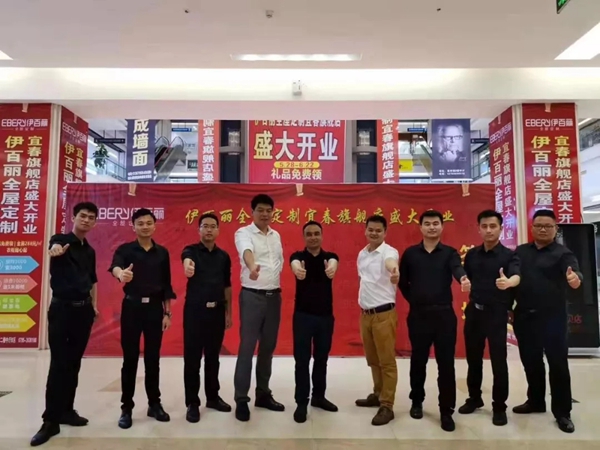 伊百丽全屋定制宜春经销商鄢总：产品可以双向操作