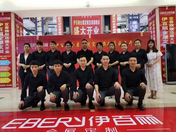 伊百丽全屋定制宜春经销商鄢总：产品可以双向操作