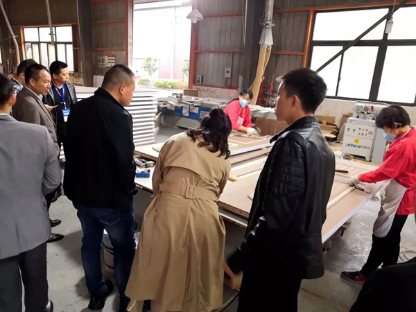 豪迈木门迎接2019家居行业高峰论坛大咖莅临参观交流