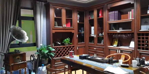 伊百丽全屋定制宜春经销商鄢总：产品可以双向操作