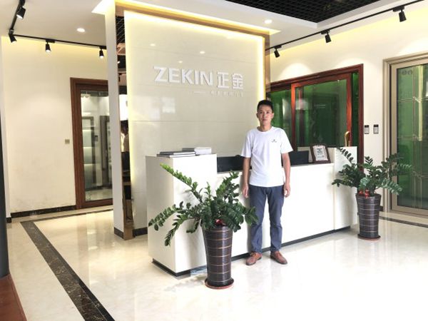 正金门窗明星经销商刘总：树立良好店风，千万大商轻松做