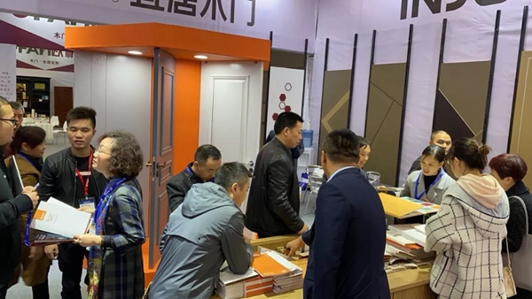 宜居木门携系列新品亮相2019重庆国际建筑装饰博览会