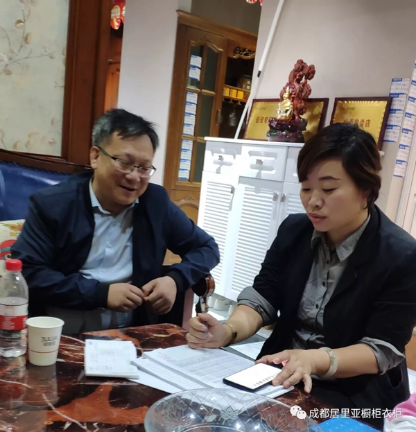 居里亚集团董事长黄金莅临门店指导工作 助力双十一活动