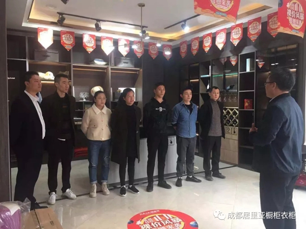 居里亚集团董事长黄金莅临门店指导工作 助力双十一活动