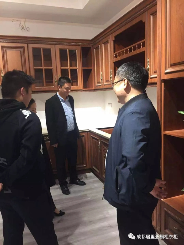 居里亚集团董事长黄金莅临门店指导工作 助力双十一活动