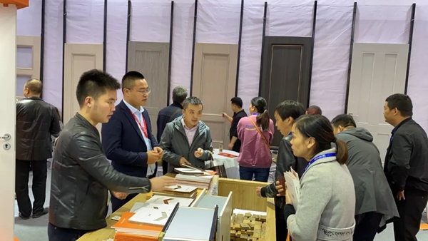 宜居木门携系列新品亮相2019重庆国际建筑装饰博览会