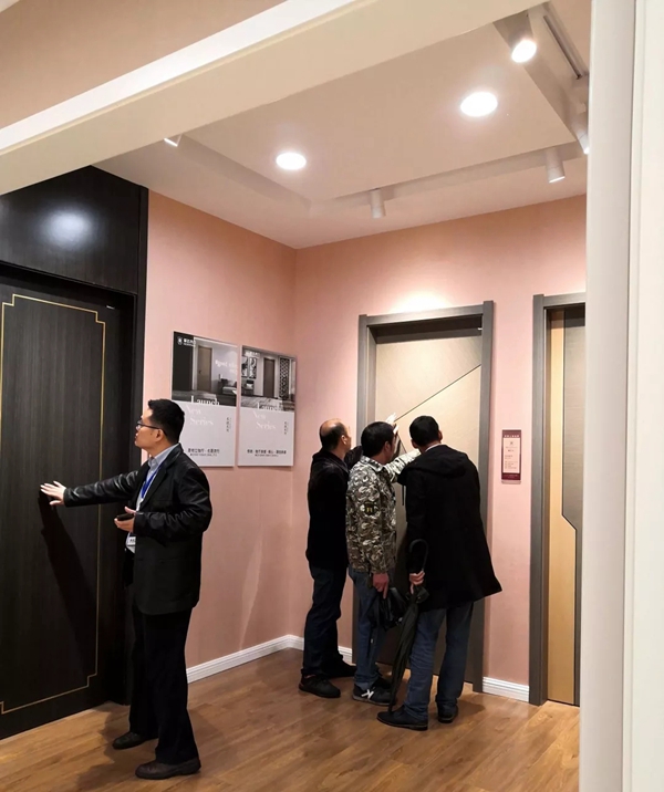 豪迈木门迎接2019家居行业高峰论坛大咖莅临参观交流