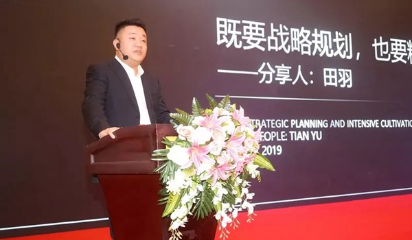 豪迈木门迎接2019家居行业高峰论坛大咖莅临参观交流