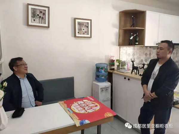 居里亚集团董事长黄金莅临门店指导工作 助力双十一活动 居里亚集团董事长黄金莅临门店指导工作 助力双十一活动