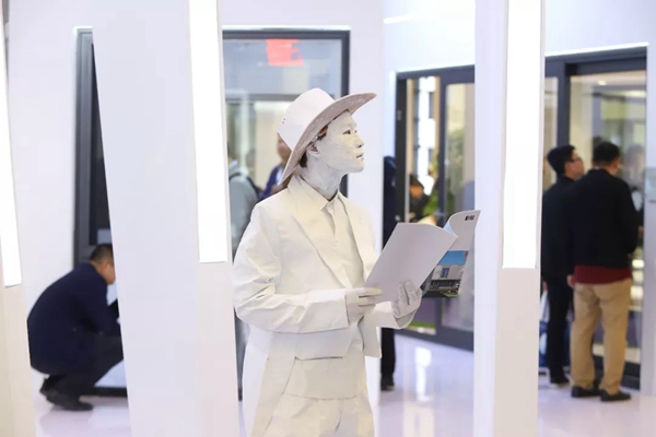 E格门窗在上海迎来万人参展 用产品诠释安静的燃