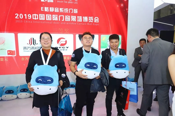 E格门窗在上海迎来万人参展 用产品诠释安静的燃