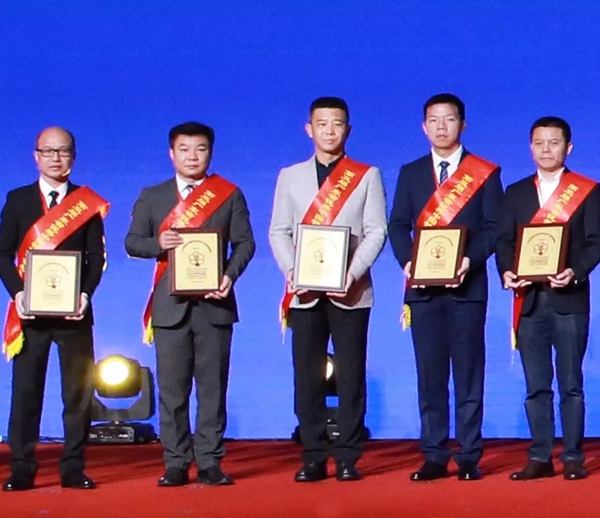 尚品宅配李连柱获优秀中国特色社会主义事业建设者奖 尚品宅配李连柱获优秀中国特色社会主义事业建设者奖