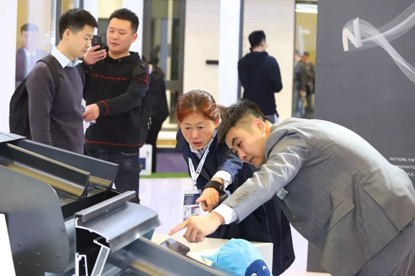 E格门窗在上海迎来万人参展 用产品诠释安静的燃