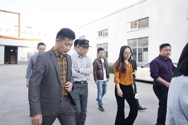 中国建材市场协会工程招标采购分会领导一行莅临大豪整体木作进行实地考察