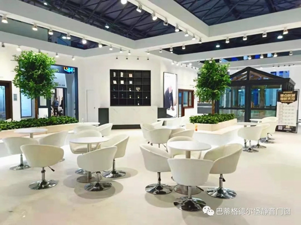 巴蒂格德尔堡携团队和最新产品出席中国国际门窗幕墙博览会