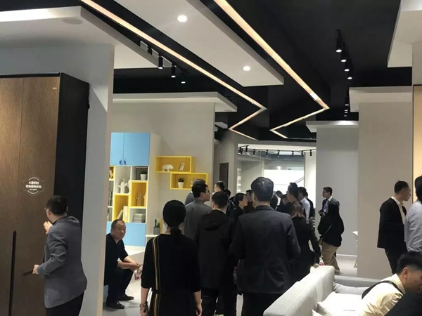 兔宝宝全屋定制欢迎门业协会会员莅临参观兔宝宝家居产业园