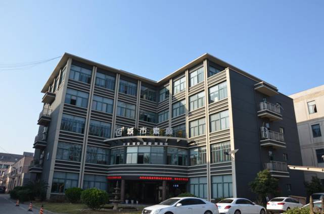 城市素颜墙布营销总监王忠宝：终端运营以渠道营销为主