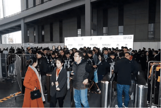 佳佳乐地板用日夜打磨的匠心传递大师的技艺与真诚