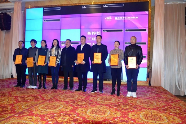 尚鼎木门凭借实力荣获“先进会员单位”殊荣