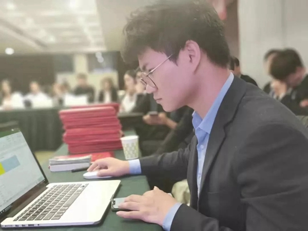 劳卡全屋定制经销商洪路:优秀是一种态度 劳卡全屋定制经销商洪路:优秀是一种态度