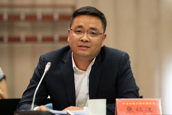 全国工商联家具装饰业商会秘书长张仁江：紧跟行业变化趋势 商会也要转型升级
