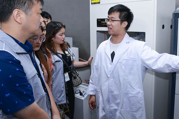 艾是墙布李金刚:为经销商持续赋能