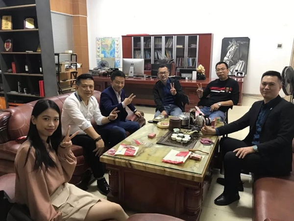 佛山市尚宏堂装饰材料有限公司迎春年会 总裁93班欢聚欧锦宏同学