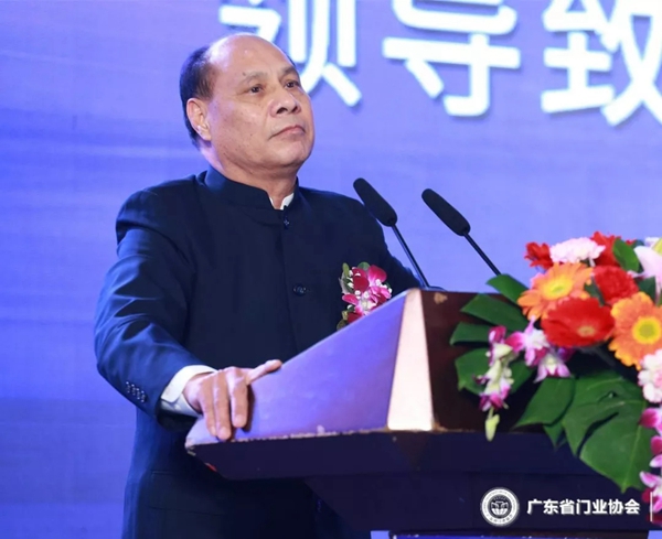 汇龙涂料获广东省门业协会“领军企业”及中国门窗行业“中国门窗脊梁人物”荣誉