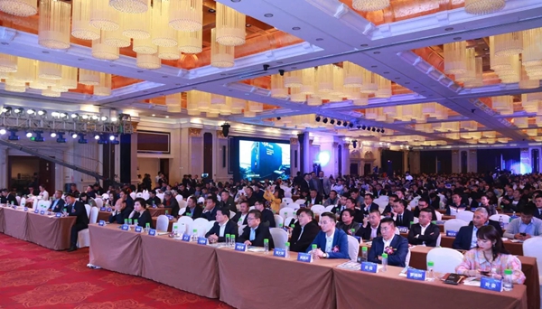 汇龙涂料获广东省门业协会“领军企业”及中国门窗行业“中国门窗脊梁人物”荣誉